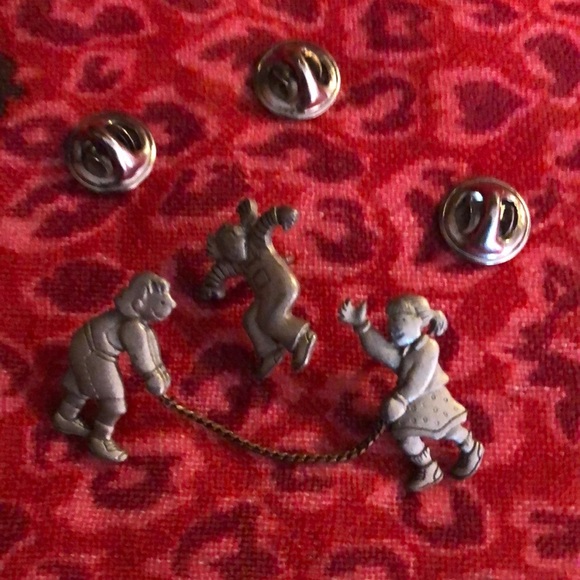 Jewelry - Vintage Pewter girls jumping rope pendant